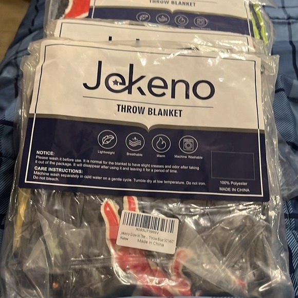 NWT Colorful Dinosaur Blanket Glow in the Dark  Blue 50"x60"  🦖 🦕 - Picture 7 of 7